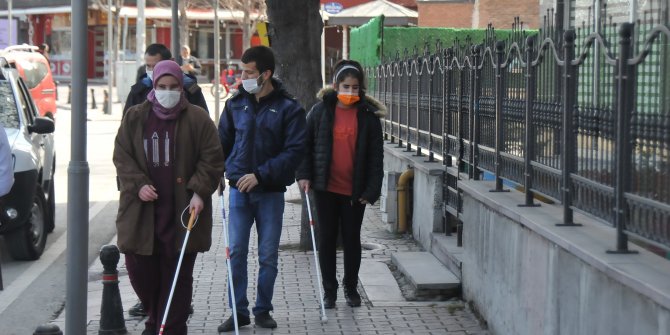 Engelleri, görmeyen gözleri değil kaldırımlardaki araç ve eşyalar