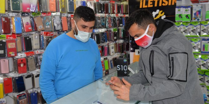 Cep telefonun bataryası patladı, yanmaktan son anda kurtuldu; o anlar kamerada