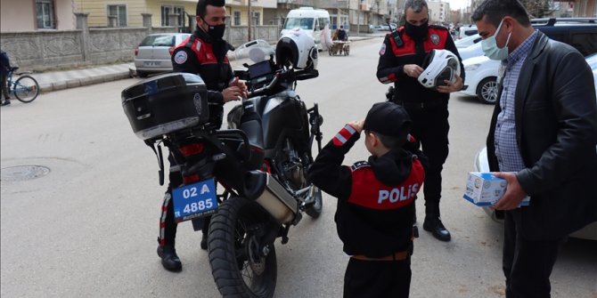 Turska: Policajci dječaku priredili rođendansko iznenađenje