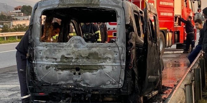 Otoyolda hafif ticari araç alev alev yandı