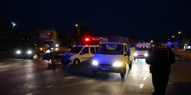 Otomobil ve ticari araç çarpıştı: 2 yaralı