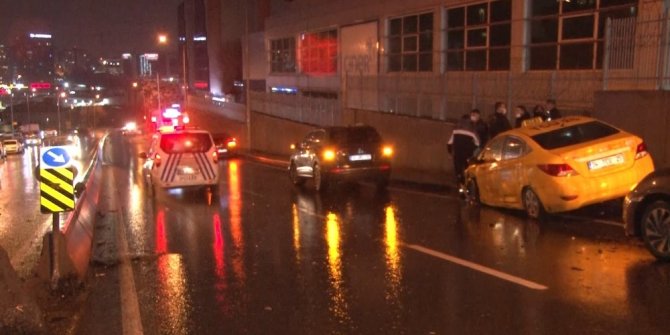 Kaza yapan polis minibüsü yan yattı: 2 yaralı