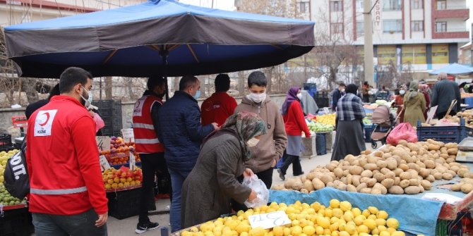 Vefalı gençler, pazara gitti yaşlılara yardım etti