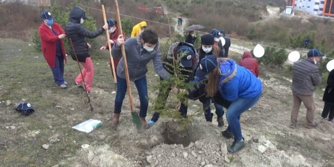 Sağlık çalışanları adına 800 fidan toprakla buluşturuldu