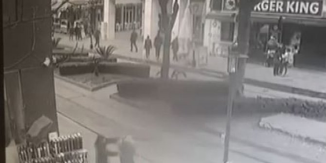 Yerden aldığı şişeyle yanında yürüyen kişiyi darp eden saldırgan, kadının araya girmesiyle kaçtı
