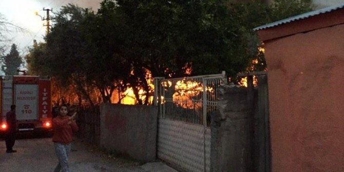 Marangozhanede çıkan yangın eve sıçradı, 4 kişi dumandan etkilendi