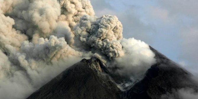 Merapi Yanardağı'nda patlama: Turuncu alarm verildi