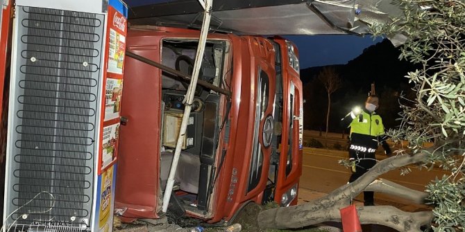 Hafriyat Yüklü Kamyon Devrildi: 2 Yaralı