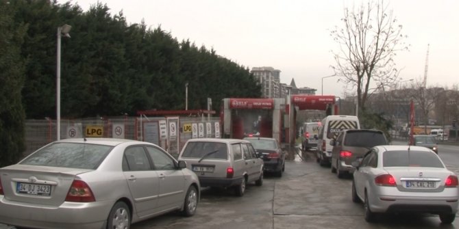 Çamur yağdı: Oto yıkamacıların önünde uzun kuyruklar oluştu