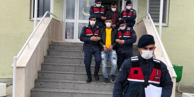 Bağ evinden çaldıkları eşyaları satarken suçüstü yakalandılar