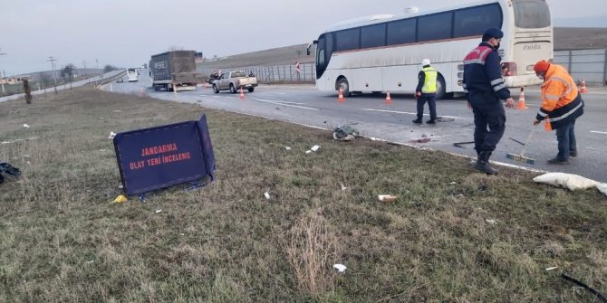 Aşırı hız sonucu feci kaza: 2 ölü, 1 yaralı