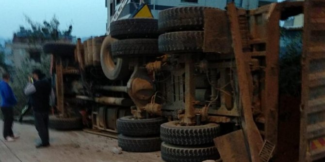 Hafriyat yüklü kamyon devrildi, molozlar etrafa saçıldı