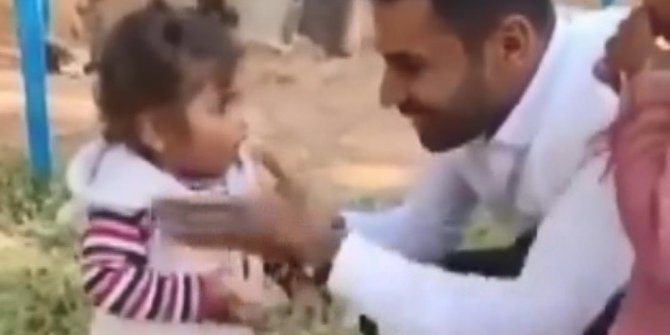 2 yaşındaki yeğenini tokatlayıp, ayağını yıkatarak, sigara içiren amcaya suç duyurusu