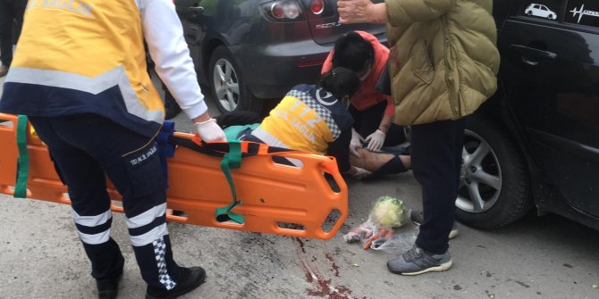 Otomobilin çarptığı motosikletin sürücüsü savrulup, yayaya çarptı