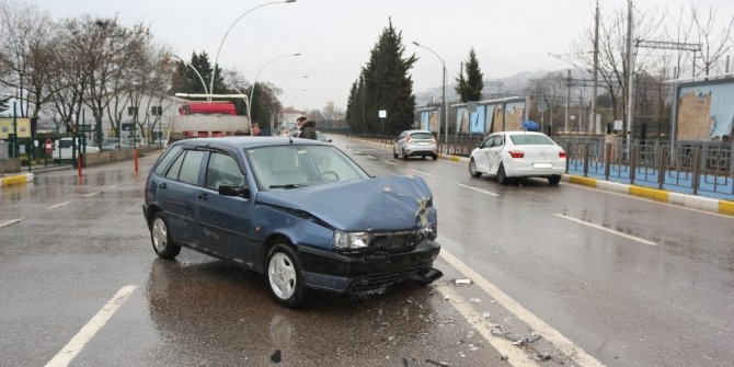 U dönüşü yapmak isterken kazaya sebep oldu: 3 yaralı