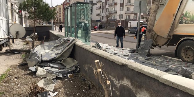Konya'da fırtına; kerpiç ev yıkıldı, binanın çatısı uçtu