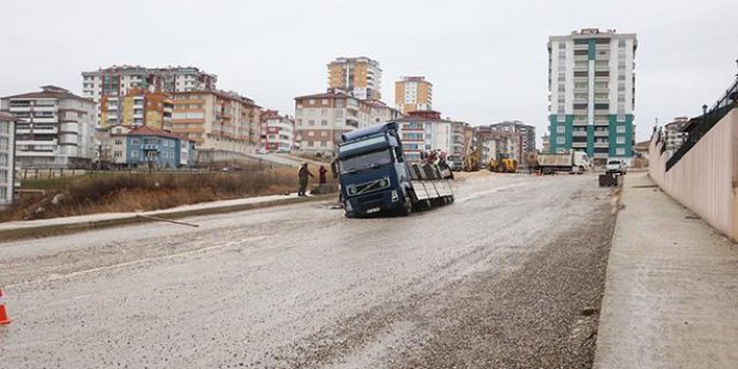 Tırın tekerleri çöken yola gömüldü