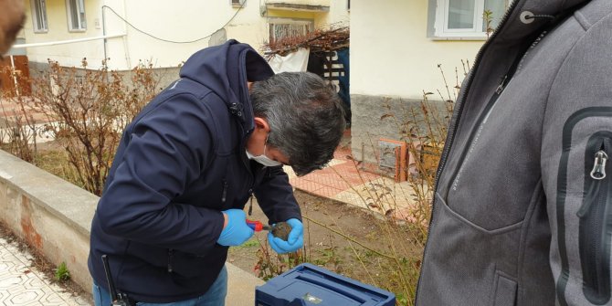 Kömür kovasından çıkan cismi el bombası sanıp polisi aradı