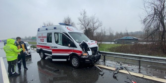 Hasta sevki yapan ambulansla otomobil çarpıştı
