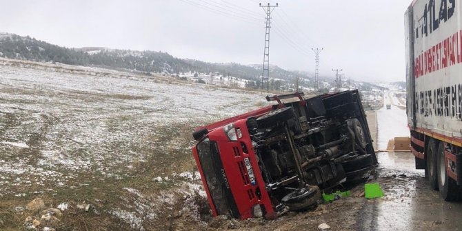 Karaman’da devrilen kamyonetin sürücüsü yara almadan kurtuldu