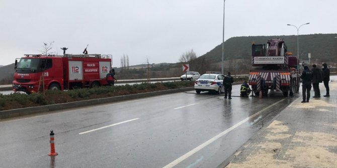 Seyir halindeki iş makinesinin lastikleri alev aldı