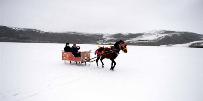 Turkey: Sleigh rides on frozen lake attract visitors