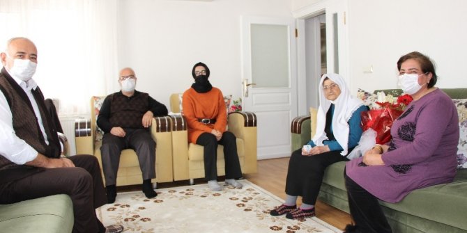 Korona virüs 119 yaşındaki ‘Şeker nine’yi teğet geçti