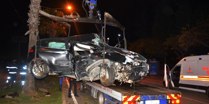Adana'da, refüjdeki ağaçlara çarpan otomobildeki 3 kişi yaralandı