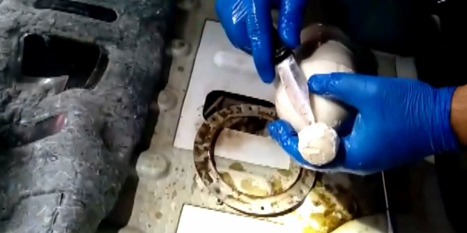 Otomobilin yakıt deposuna gizlenmiş 5 kilo metamfetamin ele geçirildi