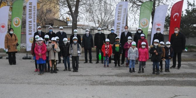 Akşehir’de öğrencilere 500 adet fidan dağıtıldı
