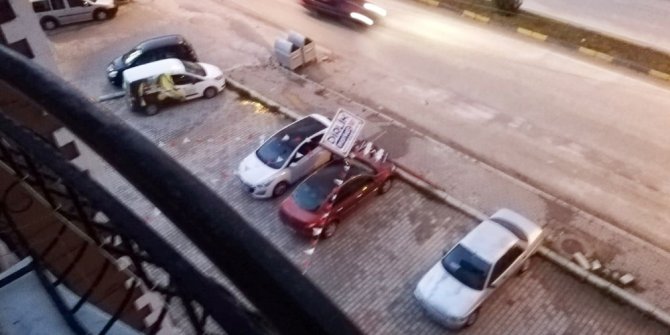 Fırtınada reklam direği otomobilin üzerine devrildi
