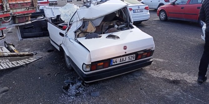 Otomobil kamyona arkadan çarptı: 4 yaralı