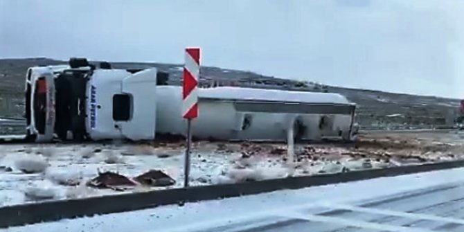 Akaryakıt tankeri devrildi; sürücü yaralı