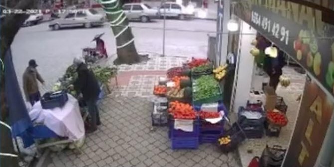 Manavı oyalayıp, kasadaki bin lirayı çaldılar