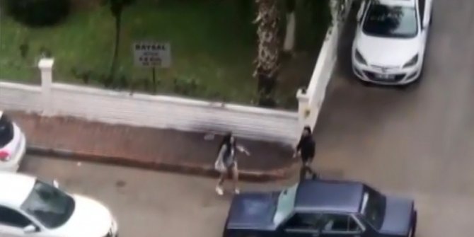 Öfkeli kadın, otomobilin camını taşla patlattı
