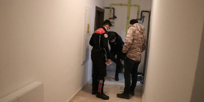 Barışmak için gittiği kız arkadaşı kapıyı açmayınca silahla kendini vurdu
