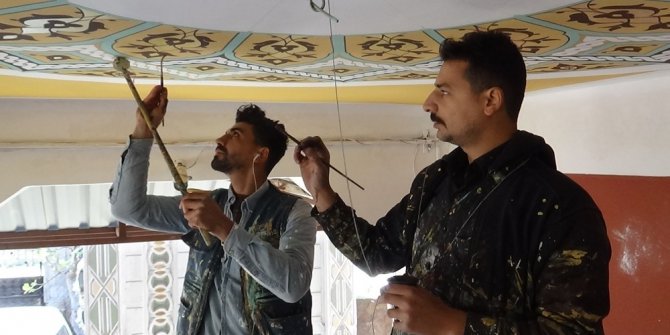 Konyalı nakkaş Ahmet Yesevi Camisini nakşediyor