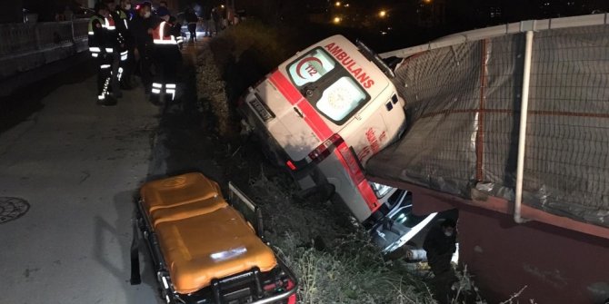 Kaza yapan ambulansta kalbi duran hastayı hayatta tutmak için zamanla yarıştılar