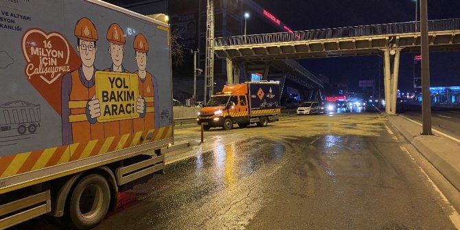 Seyir halinde olan otomobil direğe çarpıp takla attı: 2 yaralı