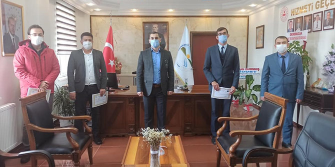 Derebucak'ta bazı öğretmenlere başarı belgesi verildi