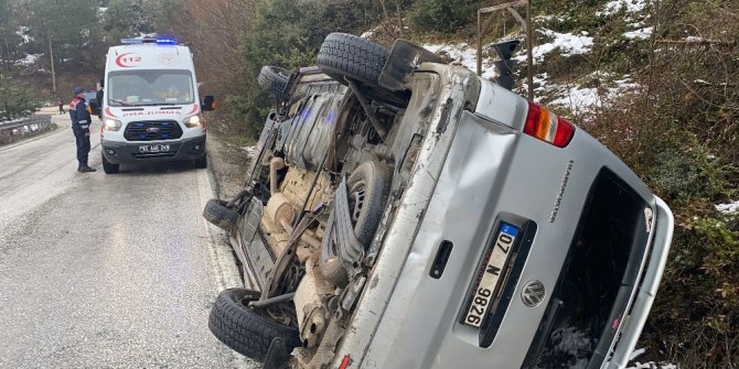 Kaygan yolda minibüs devrildi: 2 yaralı