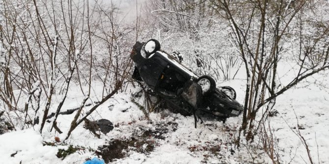 Otomobil uçuruma uçtu, yaralı halatlarla kurtarıldı