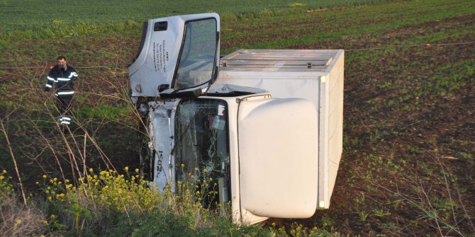 Kontrolden çıkan kamyonet tarlaya devrildi: 3 yaralı