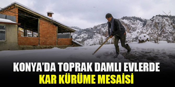 Konya’da toprak damlı evlerde kar kürüme mesaisi