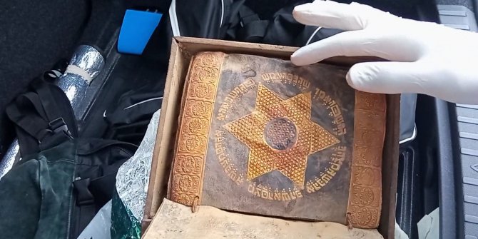 Ceylan derisine altın işlemeli 2 bin 500 yıllık Tevrat'ı satmaya çalıştılar