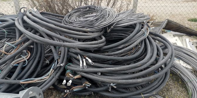 Depodan kablo çalan hırsızlar yakalandı