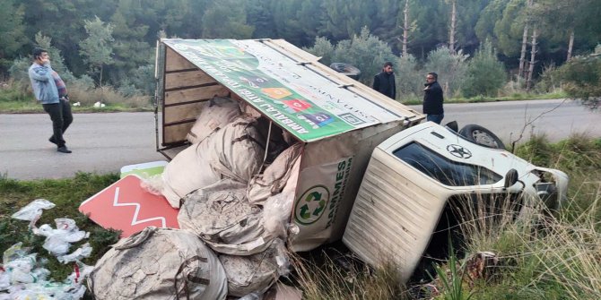 Ambalaj atığı toplama kamyoneti devrildi: 4 yaralı