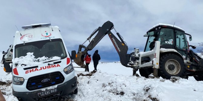 Hasta almaya giden ambulans kara saplandı