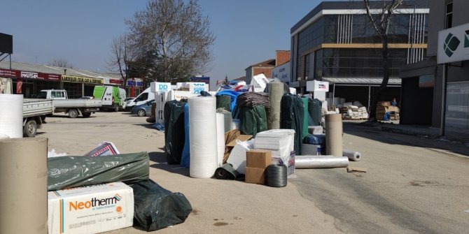 Korkutan yangında esnaf el birliğiyle malzemeleri dışarıya çıkardı