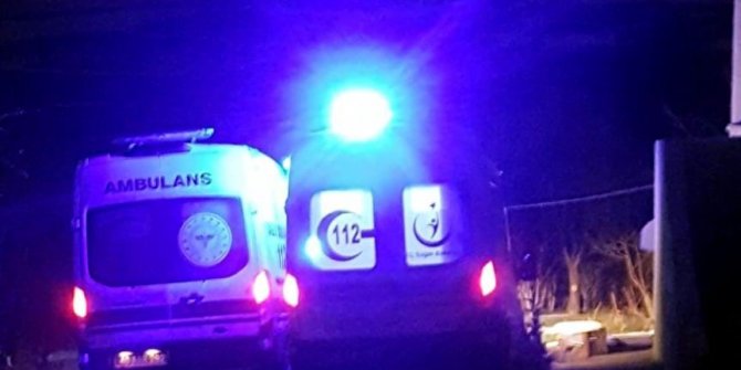 Çamura saplanan ambulansları belediye kepçe ile kurtardı